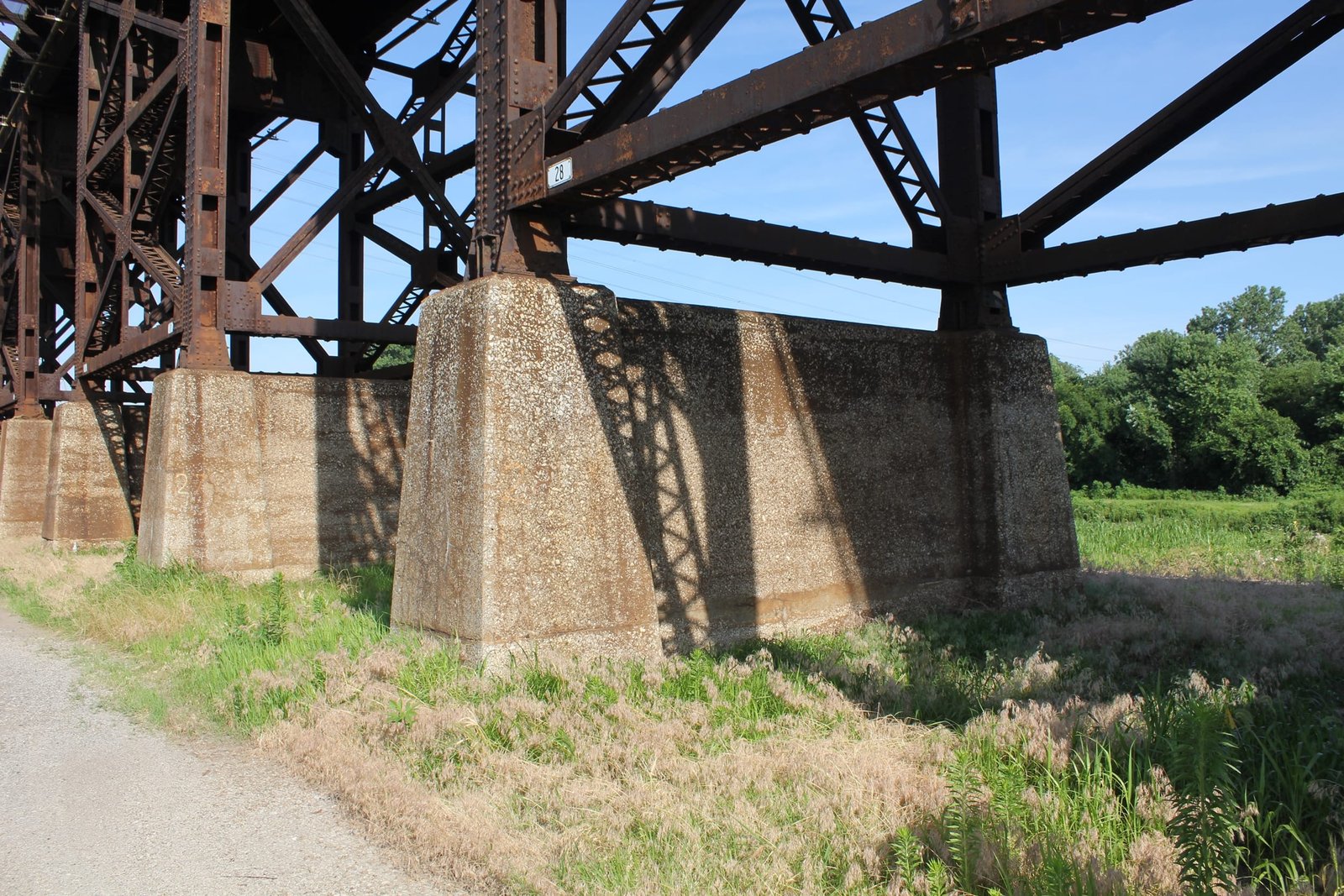 East approach pedestal
